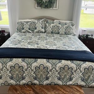 Pottery Barn Jordana Paisley Percale Duvet Cover and Two Shams- King/Cali King